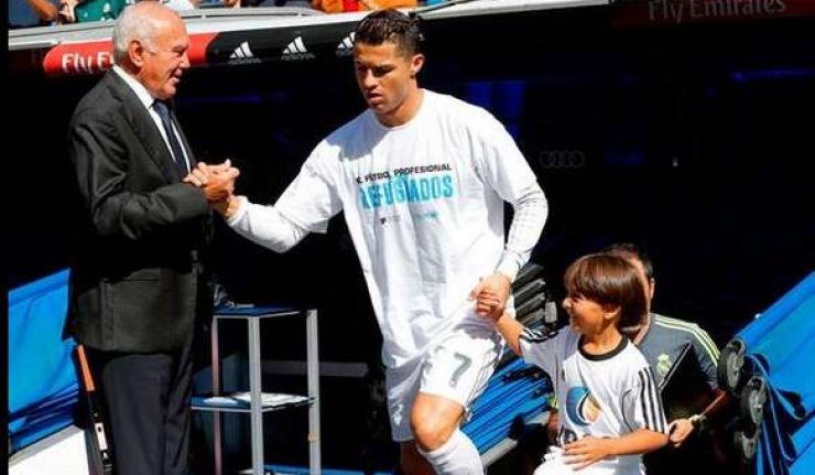 Cristiano Ronaldo Gandeng Bocah Pengungsi Suriah ke Lapangan Sebelum Bertanding