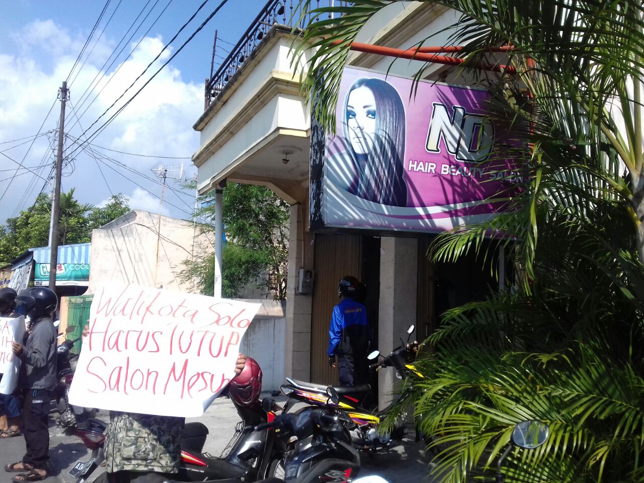 Gerebek Salon Mesum, LUIS Temukan Sajam dan Jaring Sejumlah PSK