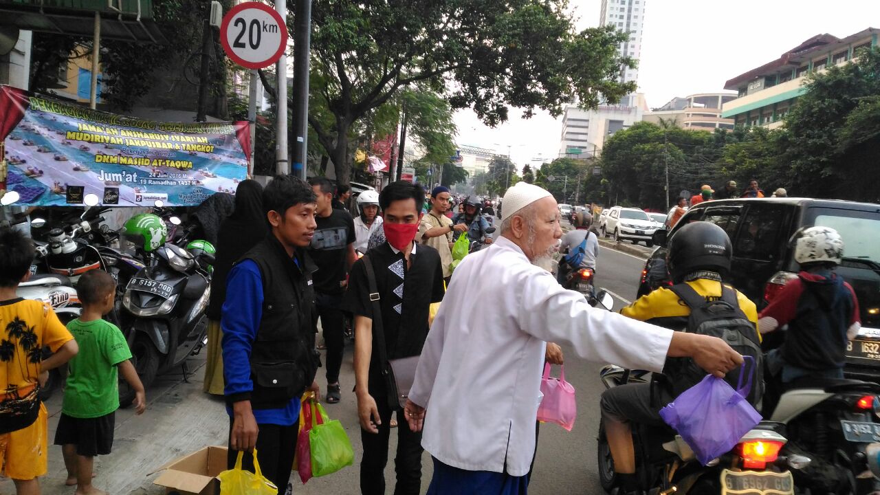 JAS Jakarta Bagikan 3000 Paket Ta’jil Plus Buku Syiah Bukan Islam