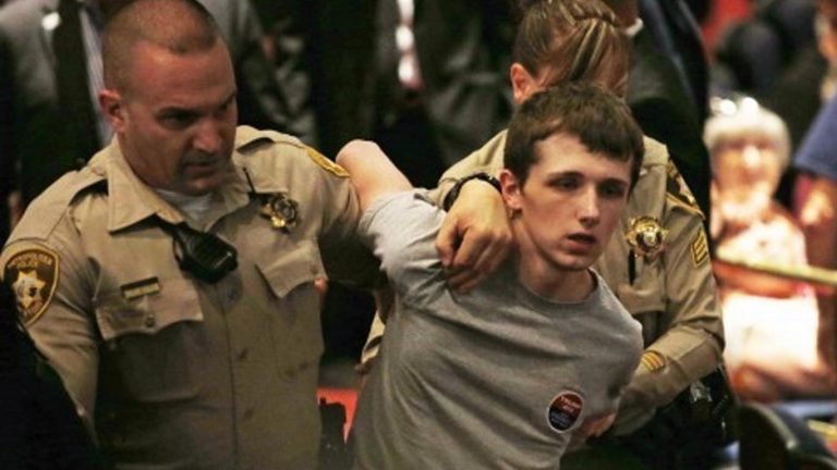 Pria Inggris Ini Rebut Senjata Polisi Coba Bunuh Donald Trump