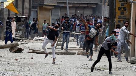 India Berlakukan Jam Malam bagi Warga Kashmir dan Larangan Shalat di Masjid