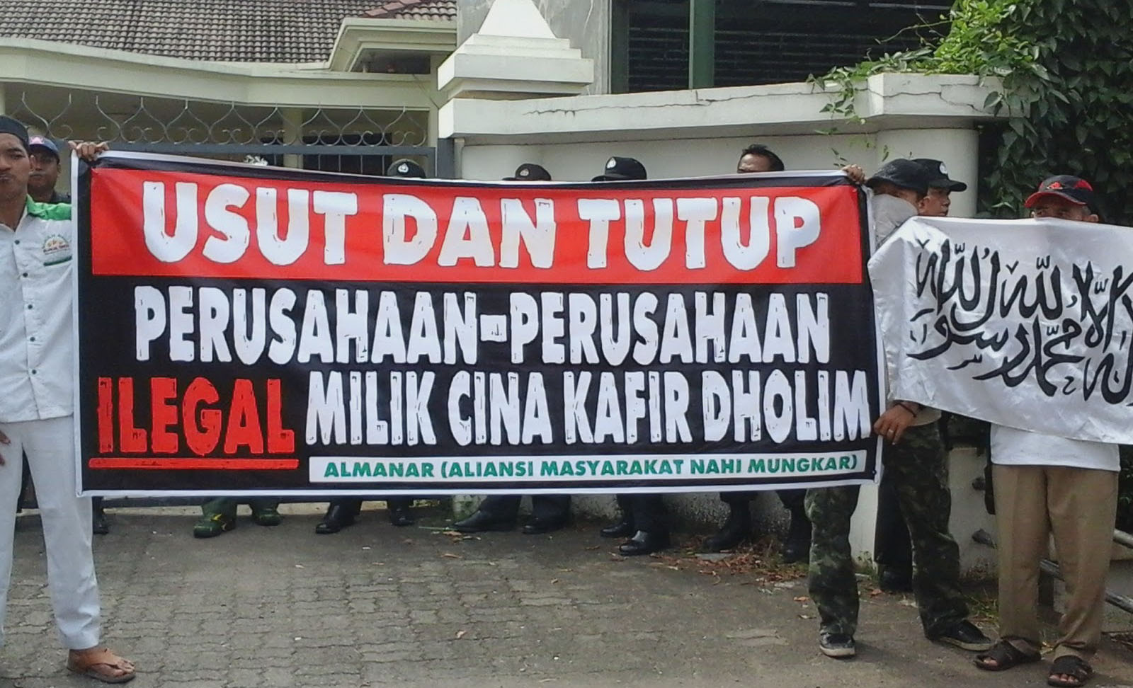 Dzalimi Karyawan Muslim, Pengusaha Sarang Walet di Cirebon Digruduk ALMANAR