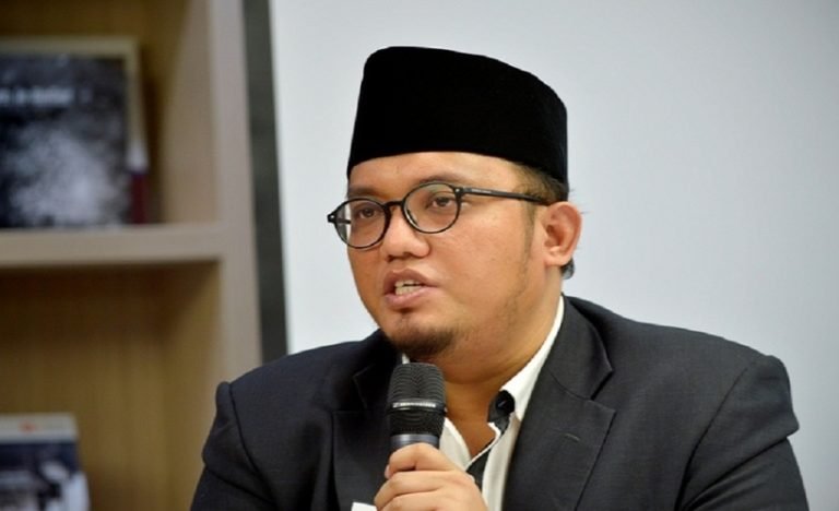 Viral Jokowi Naik KRL, Dahnil: Penuh Kepalsuan