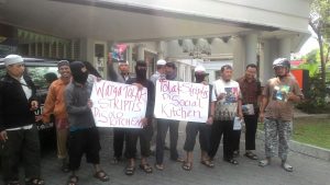 Gelar Tarian Striptis, Ormas Islam Gruduk RM Social Kitchen Solo