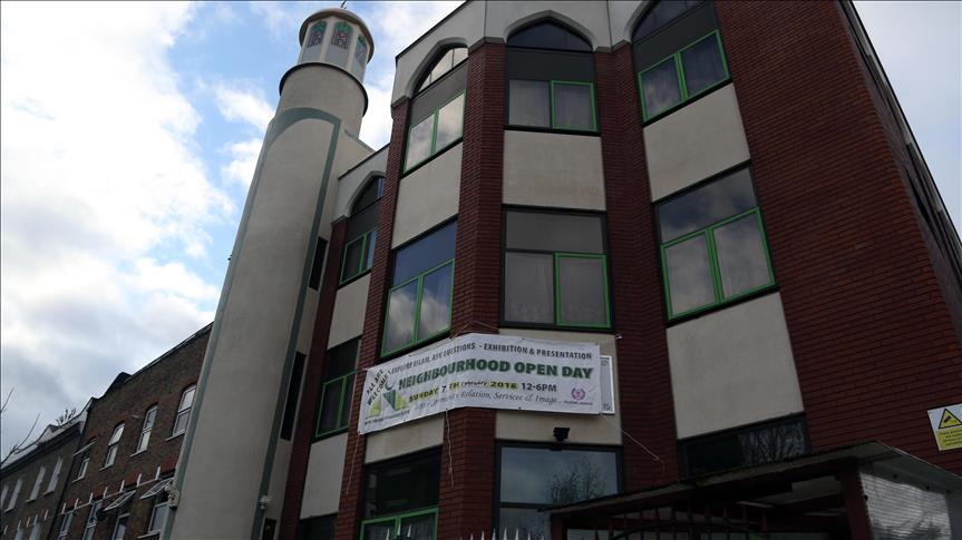 Masjid Finsbury di London Dilempari Tas Berisi Babi Busuk
