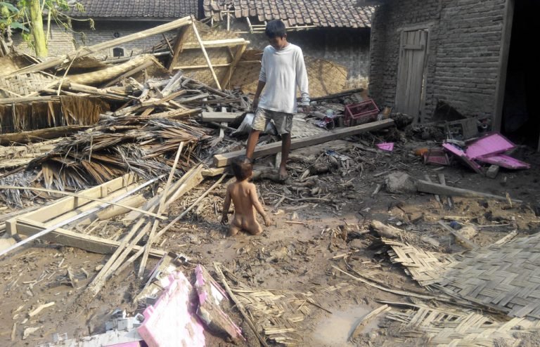 Warga Mancak Korban Longsor Keluhkan Keterlambatan Bantuan Pemerintah
