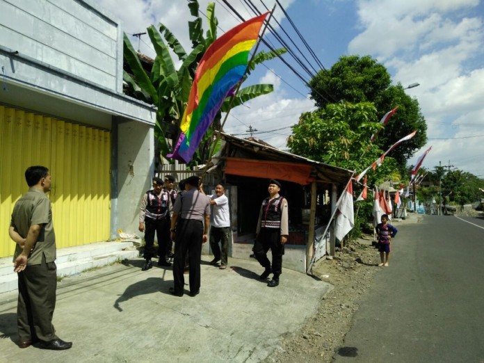 Picu Keresahan Warga Jember, Aparat Keamanan Turunkan Bendera Identik LGBT