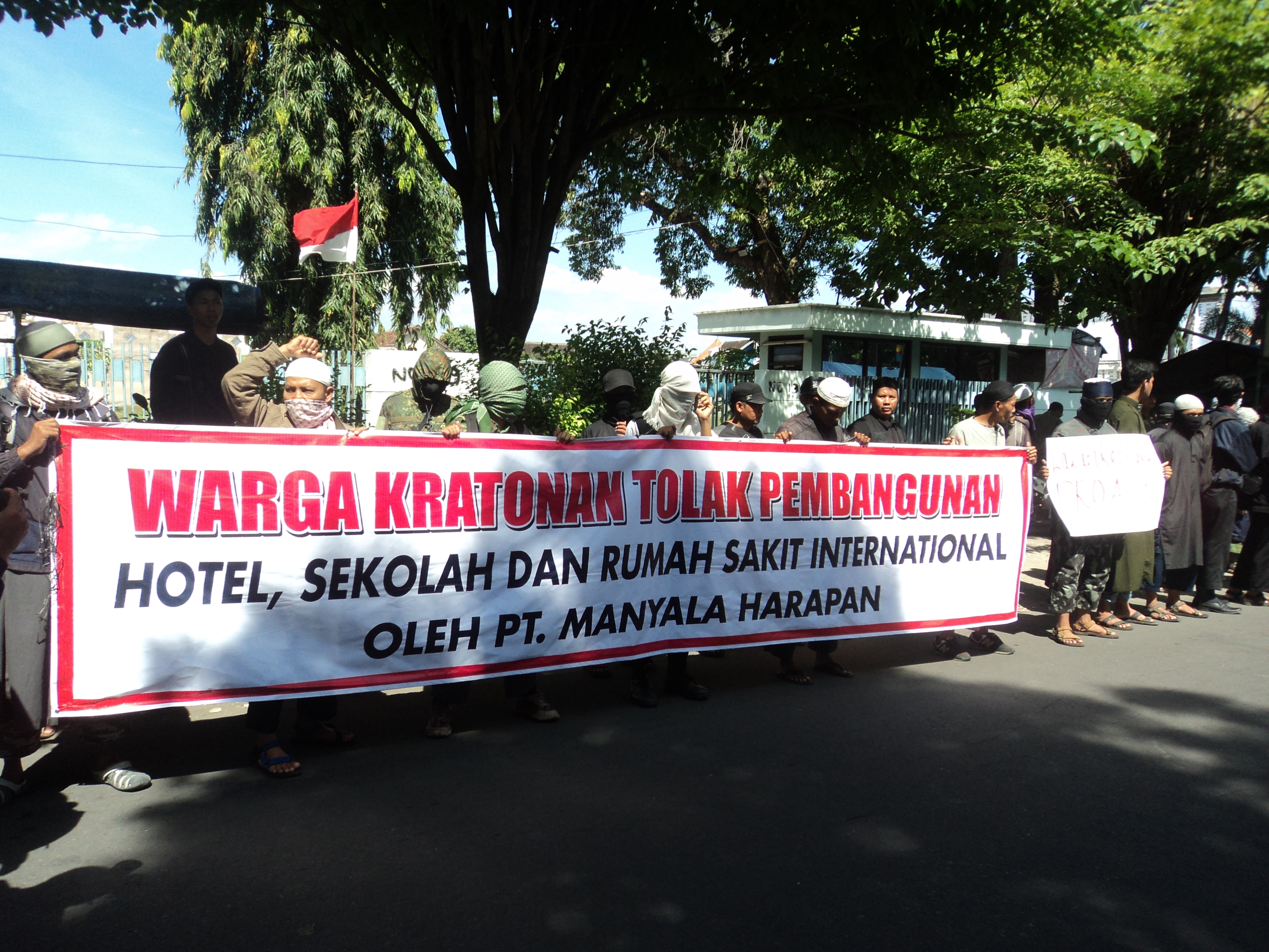 Warga Kratonan Bersama Ormas Islam Segel Tanah untuk Pembangunan RS Siloam