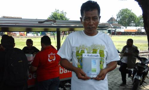 Bersama Mbah Wono, WM 2000 Santuni Eks PSK dan Preman di Gudang Kuning, Solo