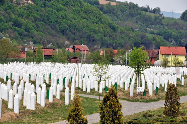 Pengadilan Kejahatan Perang PBB Bebaskan Komandan Pembantai 8000 Muslim Bosnia
