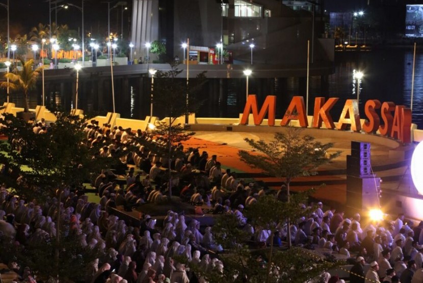 Ribuan Warga Makassar Ikuti Gerakan Subuh Berjamaah di Pantai Losari