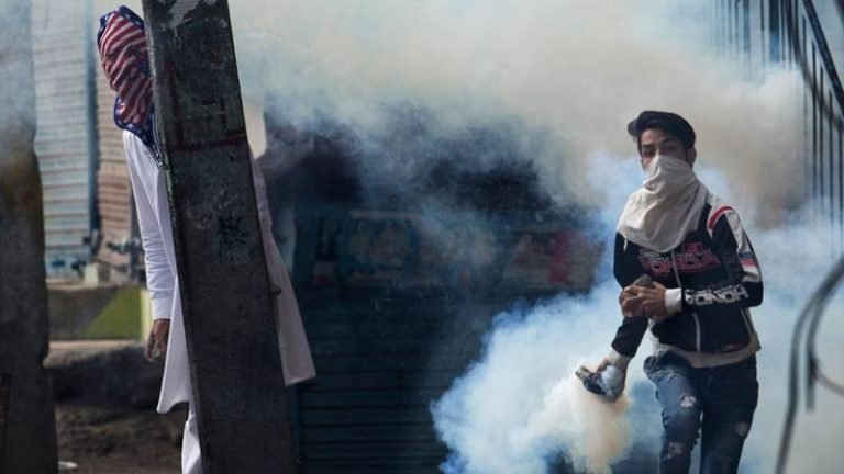 Aparat Rusak Perayaan Idul Adha, Dua Warga Muslim Kashmir Tewas oleh Polisi India