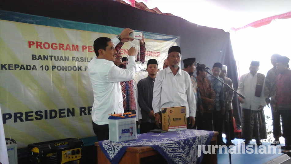 Deradikalisasi, BNPT Gelar Baksos Melalui Program ‘Pesantren Bersinar’