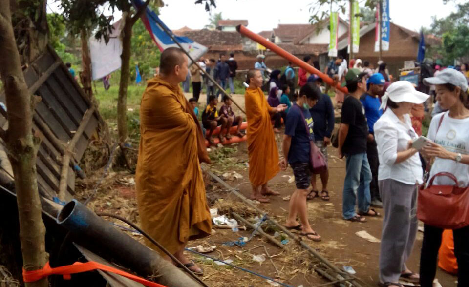 Ada Biksu di Lokasi Banjir, FPI Garut: ‘Mereka Hanya Membagikan Sembako’