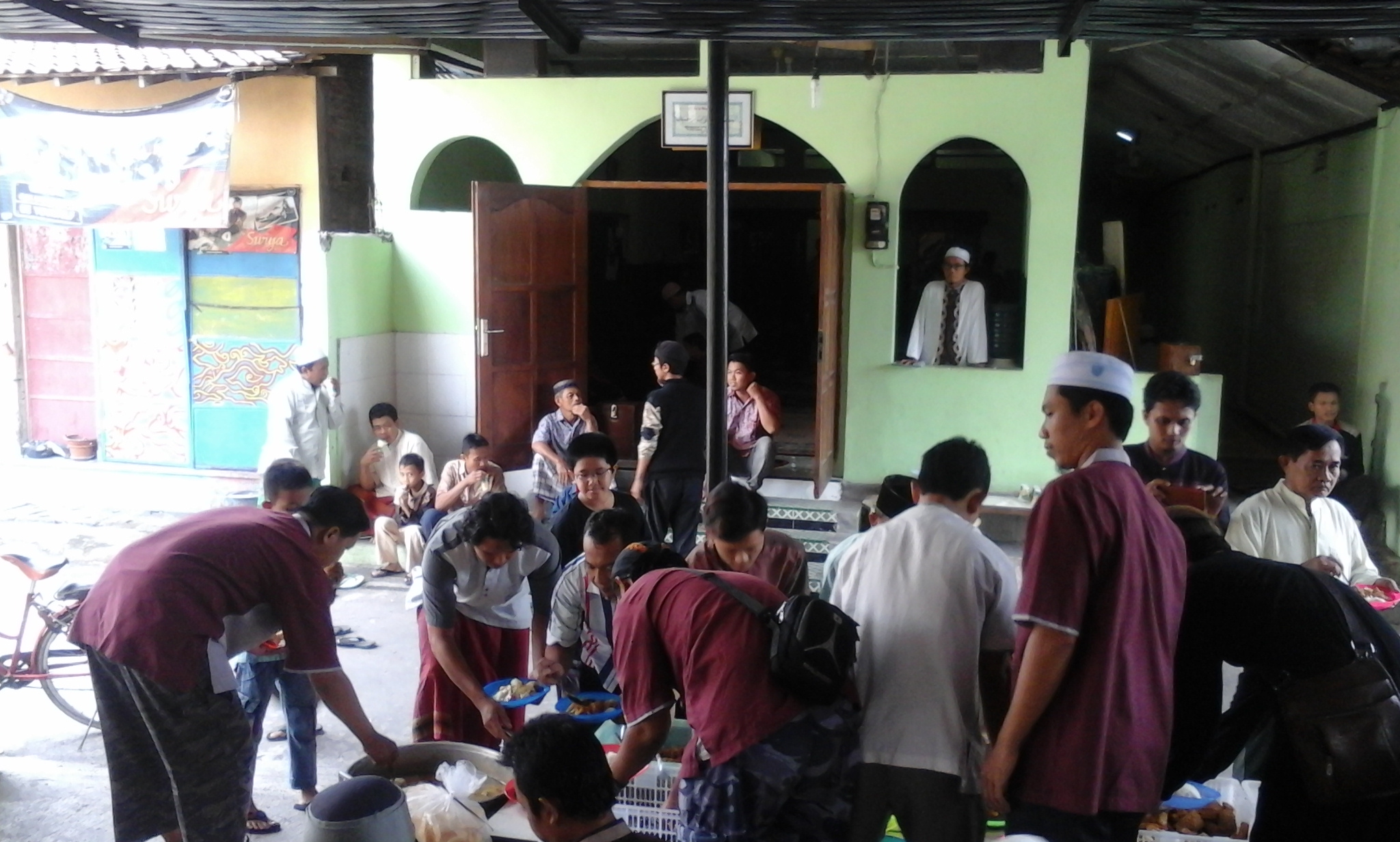 Ratusan Jama’ah Jum’at Masjid An Nur Ngasinan Nikmati Makan Siang Gratis dari MDS