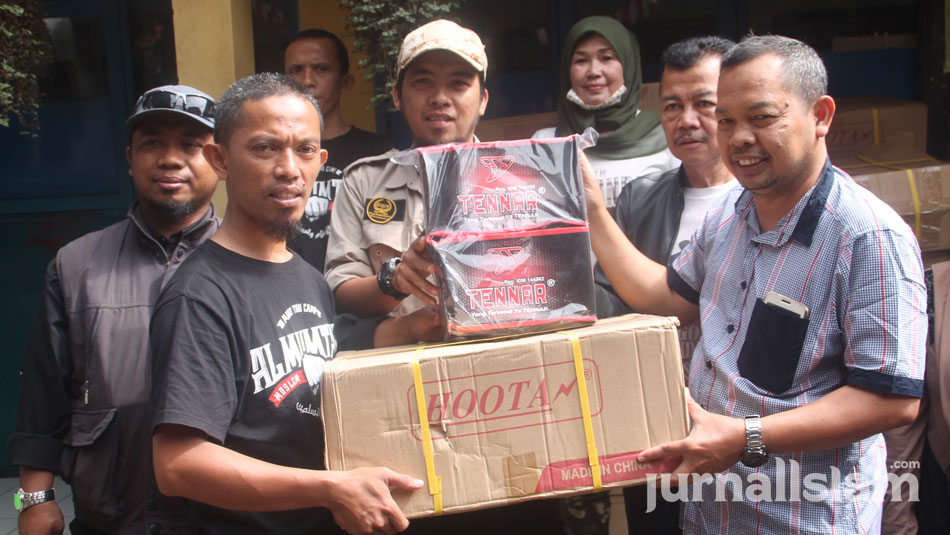 ALMUMTAZ Serahkan 1.152 Pasang Sepatu untuk Anak Sekolah Korban Banjir Garut