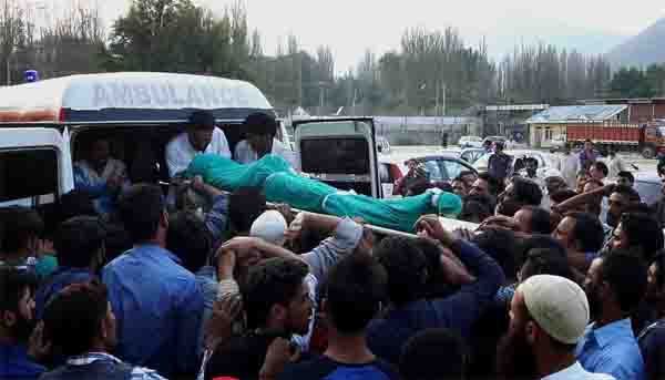 Seorang Pemuda Muslim Kashmir sedang Asik Berkebun Tiba-tiba Ditembak Mati Tentara India