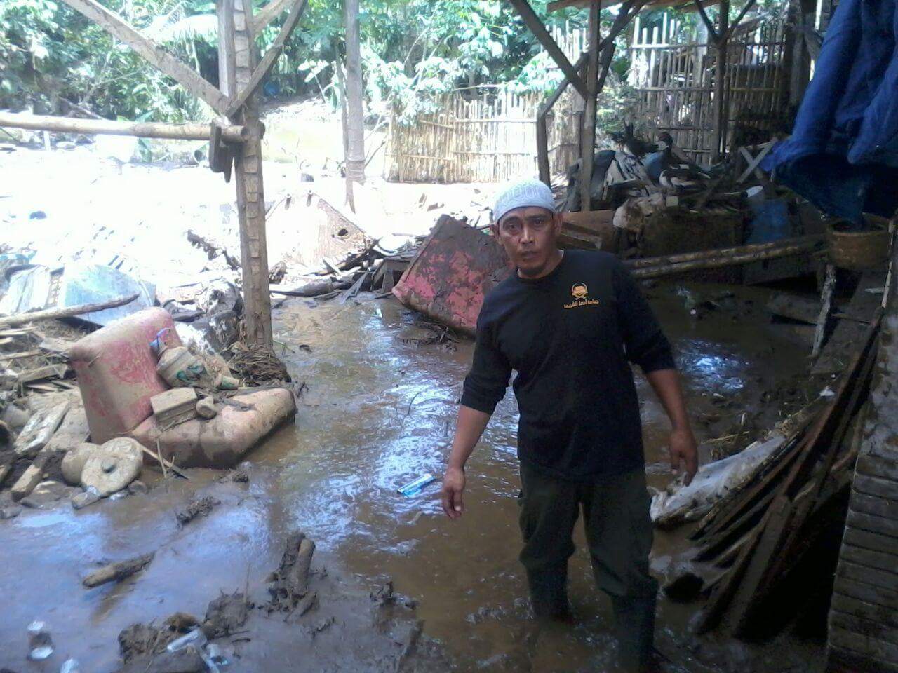 Banjir Surut, Warga Garut Bersama Relawan Gotong Royong Bersihkan Lumpur