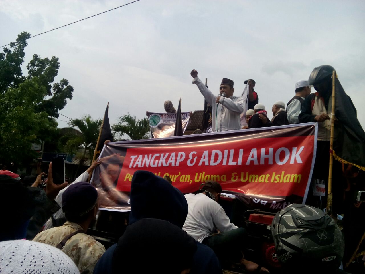 Ribuan Umat Islam Solo Raya Desak Seret Ahok ke Meja Hijau