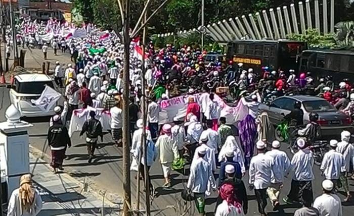 Ribuan Umat Islam Madura dan Wilayah Tapal Kuda Tuntut Kapolri Tangkap dan Adili Ahok