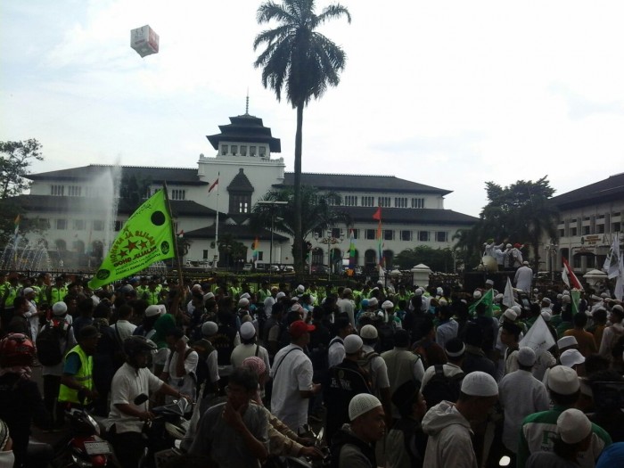 Ribuan Umat Islam Jawa Barat Berunjuk Rasa Desak Ahok Segera Ditangkap