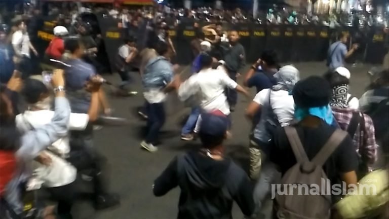 Video Ekslusif Tindakan Refresif Aparat Keamanan Terhadap Peserta Aksi Bela Islam 411