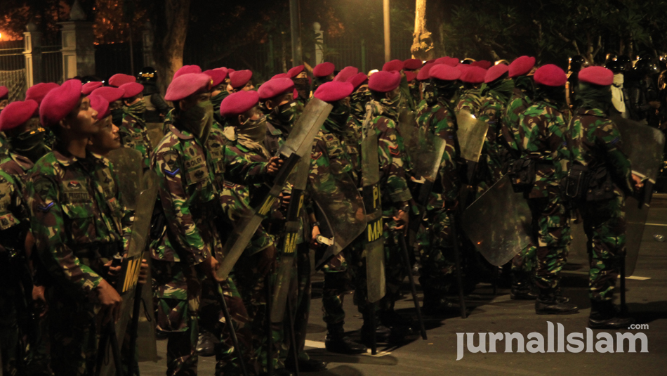 Jokowi Tak Perlu Gunakan Militer untuk Takuti Umat Islam