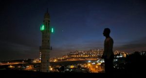 Rakyat Palestina Menentang Pembatasan Adzan oleh Menteri Zionis