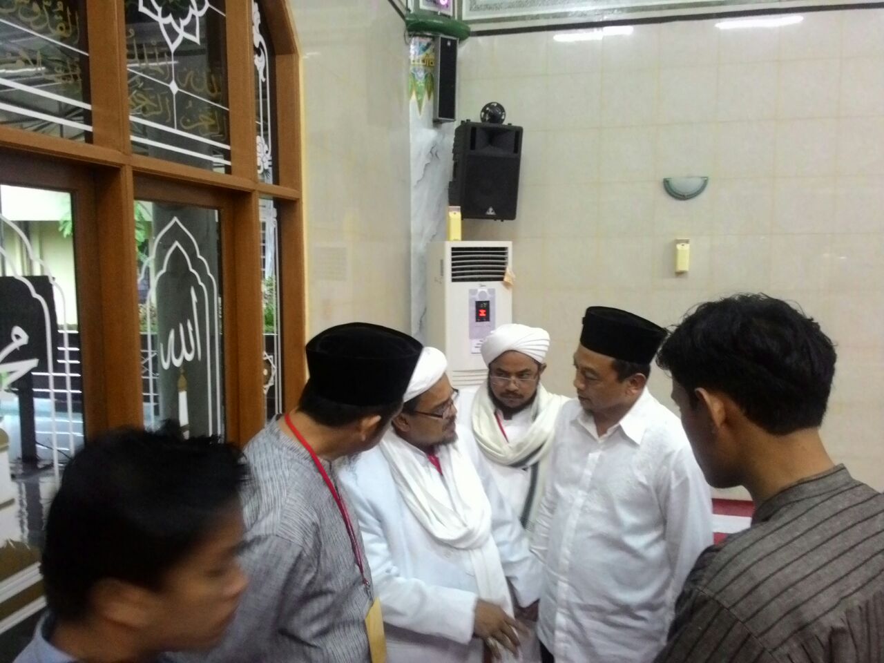 Saat Jeda, Para Ulama Dahulukan Shalat Berjamaah daripada Wawancara