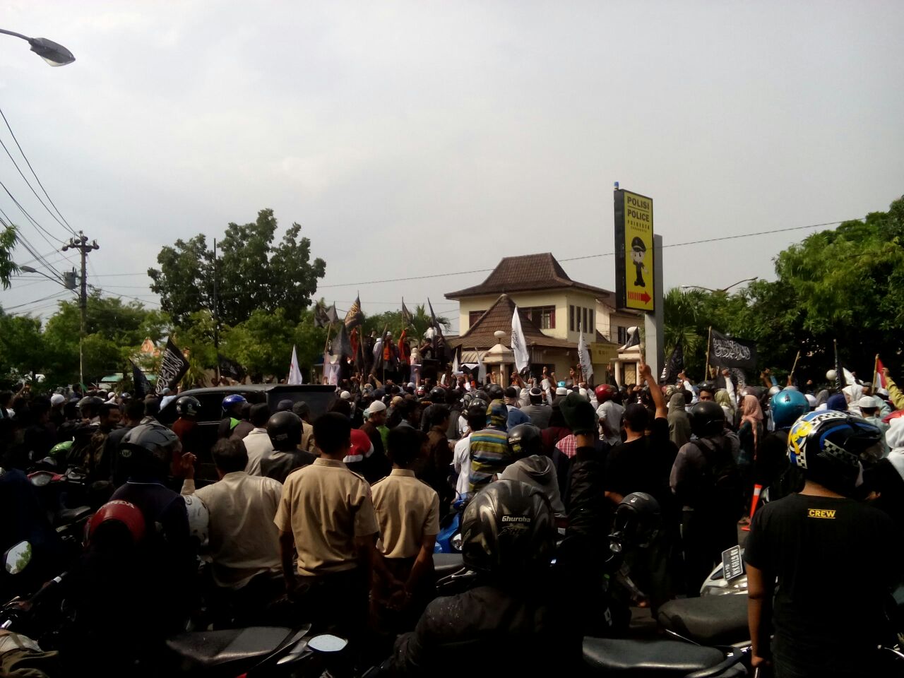Ahok Hanya Tersangka, Ribuan Umat Islam Surakarta Unjuk Rasa “Tangkap Ahok”
