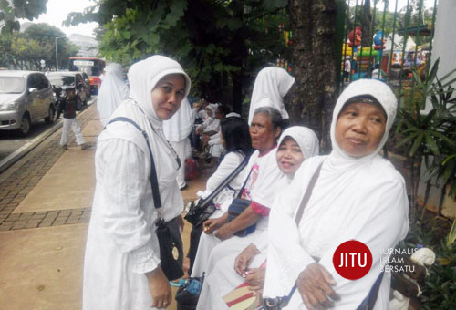 Ibu-ibu Tj. Priok Ini Dibohongi Pakai Acara Istighosah dalam Parade Bhinneka Tunggal Ika