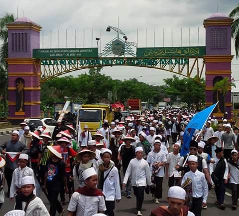 Doa dan Bantuan Warga Sepanjang Jalan, Membuat Peserta Aksi Jalan Kaki Ciamis-Jakarta Terharu