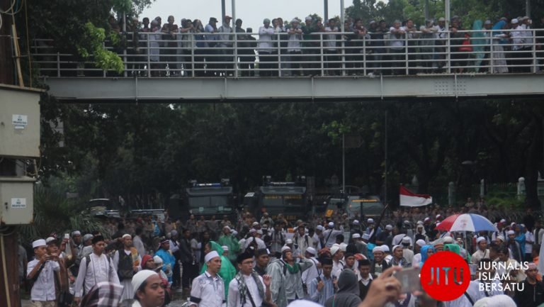 Ratusan Mobil Aparat Keamanan Berjejer Penuhi  Monas
