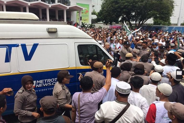 Pengamat Komunikasi: 5 Alasan Mengapa Media Mainstream  Vulgar Alihkan Kasus Penjarakan Ahok dalam Aksi Damai
