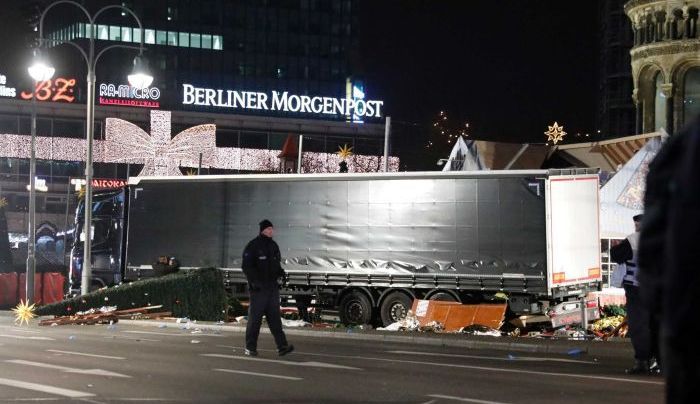 Truk Kontainer Tabrak Pasar Natal di Berlin