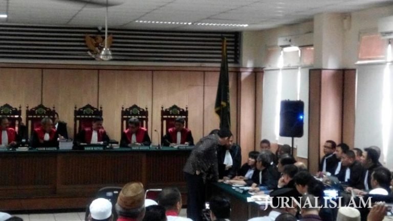 Kerap Dipermainkan, Sidang Ahok Dinilai Hilangkan Kepercayaan Masyarakat Terhadap Hukum