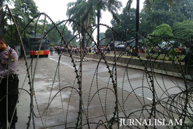 Strategi Pengamanan Sidang Kelima Ahok Dirubah, Dua Kubu Massa Dipisah Kawat Berduri
