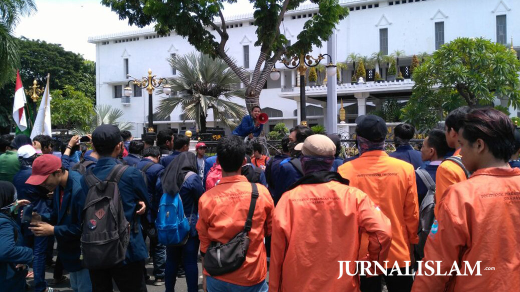 Massa Aksi Bela Rakyat 121 Surabaya Ditemui Gus Ipul