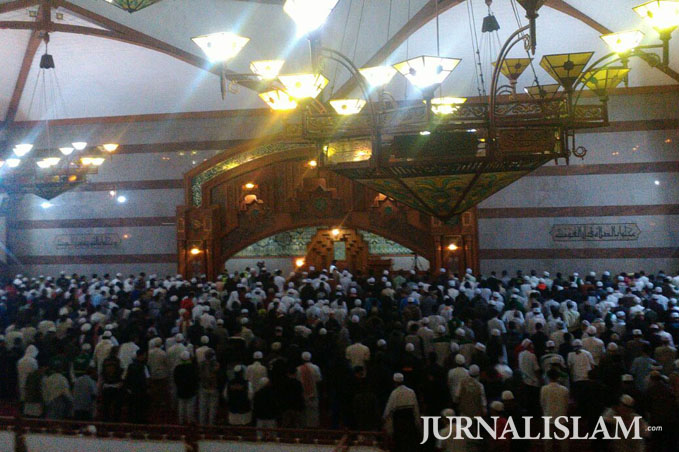 Ribuan Umat Islam Jabar Ikuti Subuh Berjamaah di Masjid Pusdai Bandung