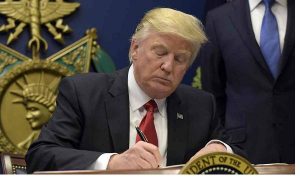 Trump Tandatangani Surat Perintah Penolakan Imigran Muslim ke Negaranya