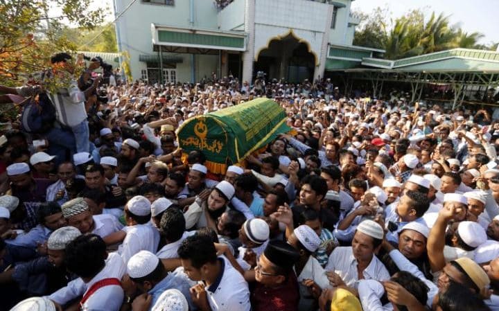 Pemakaman Pengacara Muslim Myanmar Dihadiri 100.000 Pelayat