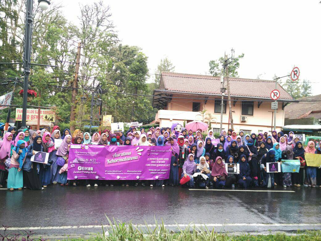 Ratusan Pelajar dan Mahasiswa Gelar Aksi “Gerakan Menutup Aurat” di Bandung