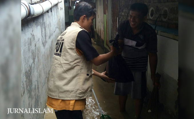 FUIS Bagikan Ratusan Nasi Bungkus Untuk Korban Banjir Semarang