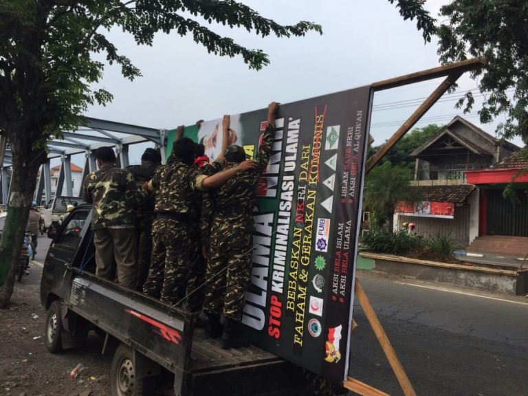 Heboh! Baliho Bela Ulama di Bangil Dicopot Paksa Saat Waktu Ashar Berkumandang