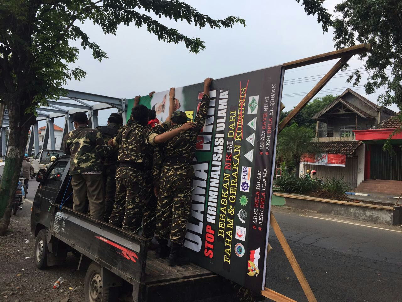 Heboh! Baliho Bela Ulama di Bangil Dicopot Paksa Saat Waktu Ashar Berkumandang