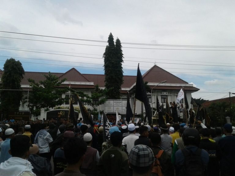 Dinilai Janggal dan Sepihak, Ratusan Massa Umat Islam Gelar Unjuk Rasa di Kejari Surakarta
