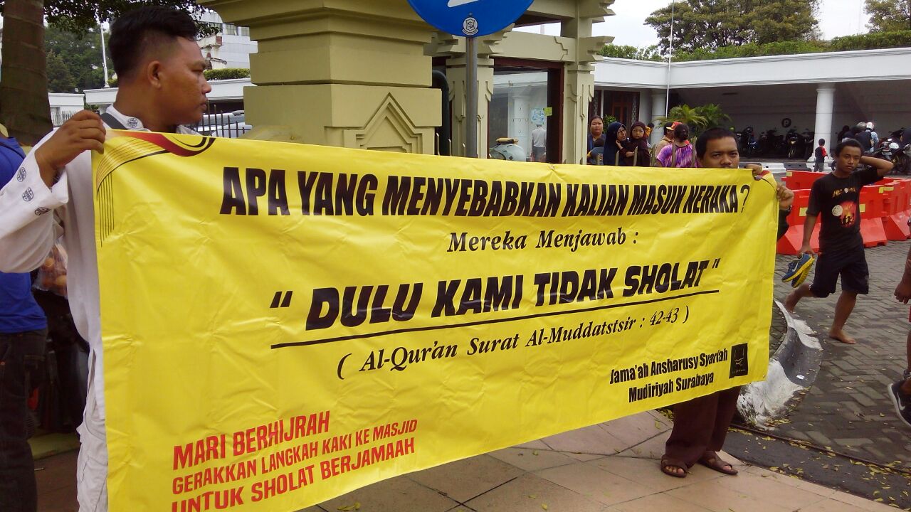 Di Tugu Pahlawan, Ansharusyariah Surabaya Ajak Masyarakat Shalat Berjamaah di Masjid