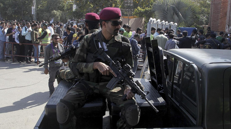 Seorang Gangster Sekaligus Mata-mata Iran Dibawa ke Tahanan Militer Pakistan