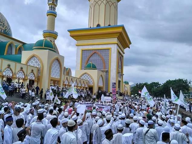 Bela TGB, Ribuan Umat Islam Tumpah Ruah di Islamic Center Mataram