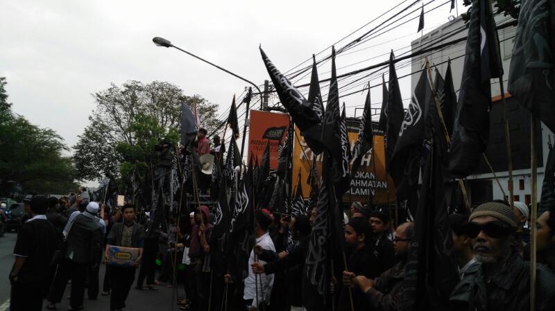 Ribuan Umat Islam Jawa Barat Hadiri Masiroh Panji Rasulullah